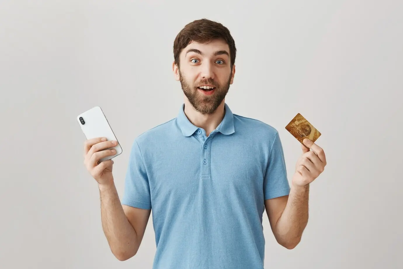 Retrato de un hombre joven con barba y camiseta azul.