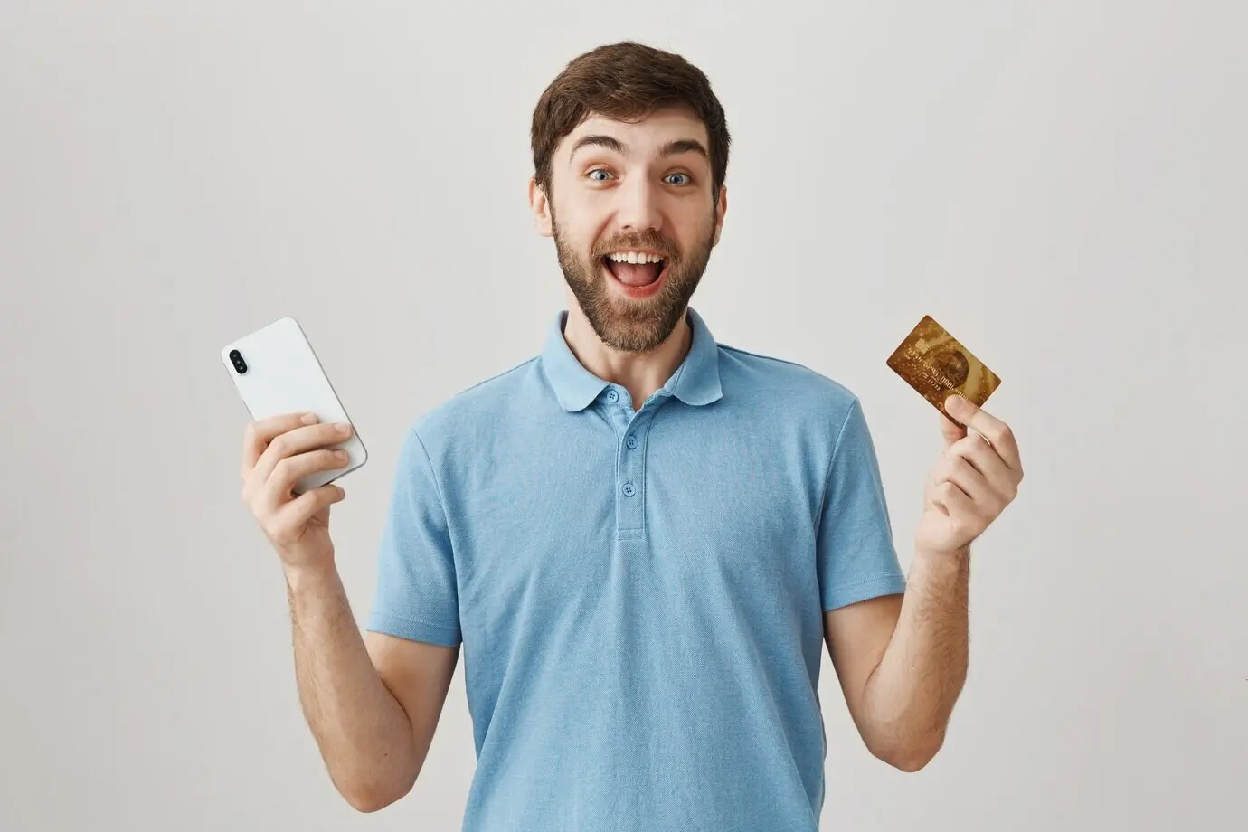 Retrato de un chico joven barbudo con camiseta azul